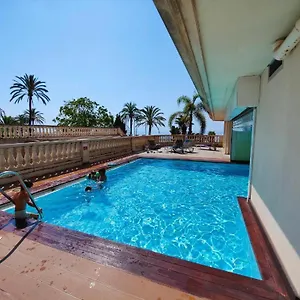 https://le-coq-bleu-dazur-les-pieds-dans-leau.fr-provencehotel.com